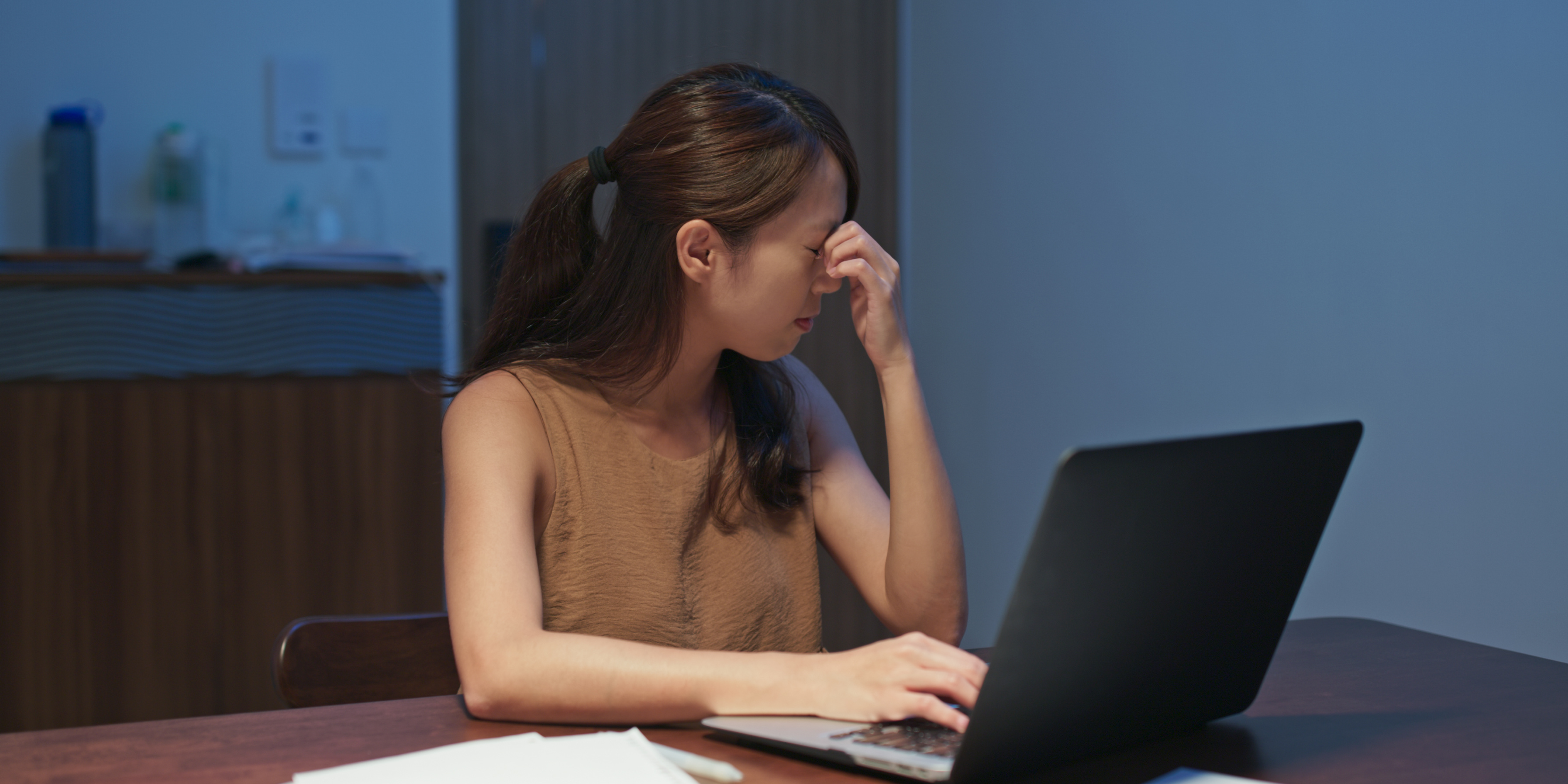 femme fatiguée au travail